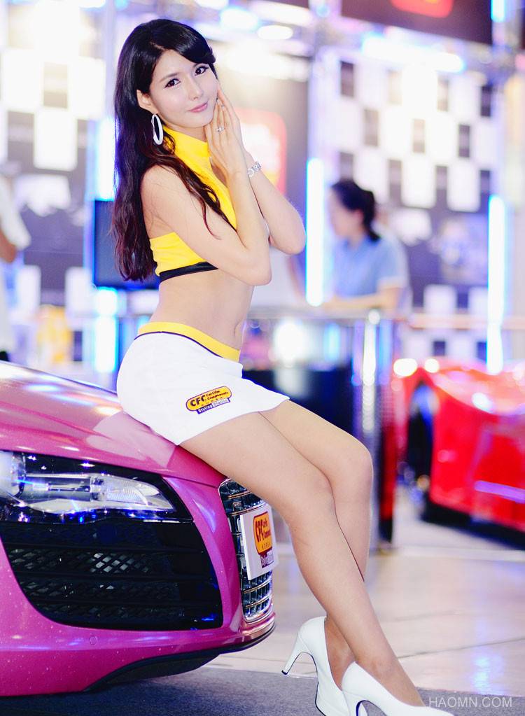 Beautiful Girls at exhibition of Korean vehicles Fast Car 5c