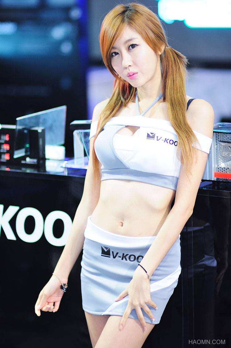 Beautiful Girls at exhibition of Korean vehicles Fast Car 5h